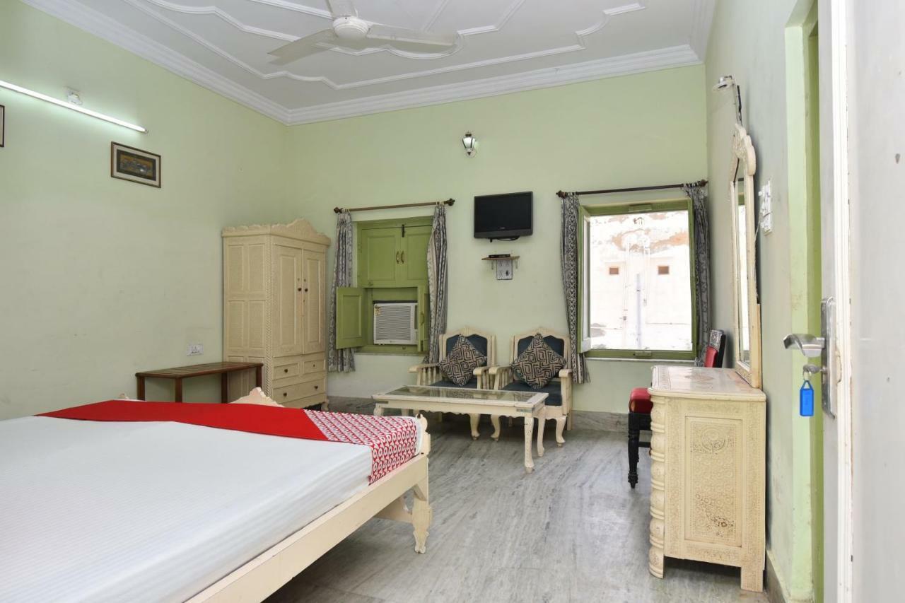 Oyo 42998 Holiday Hotel 3*