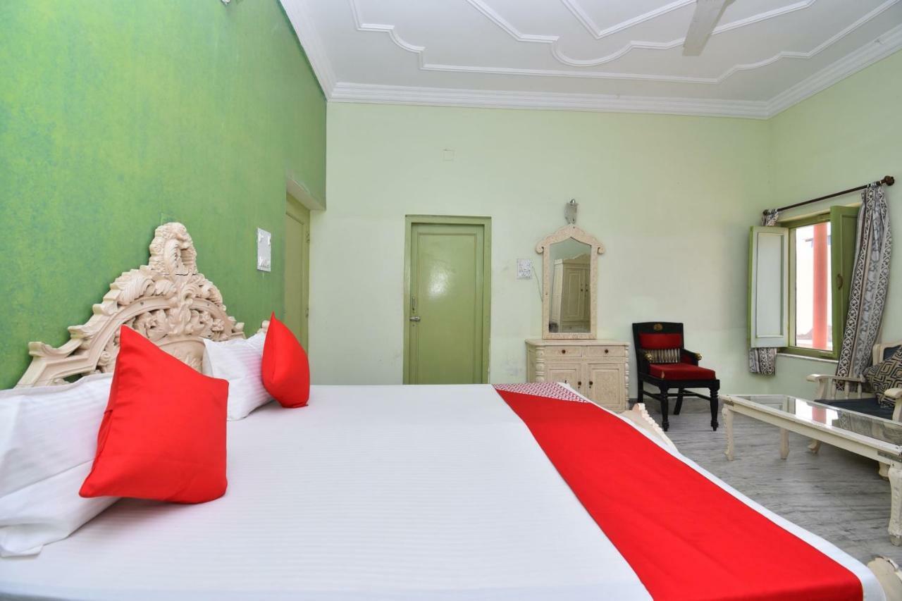 Oyo 42998 Holiday Hotel 3*