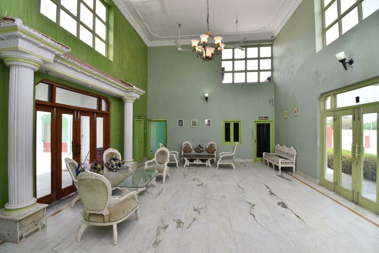 Oyo 42998 Holiday Hotel