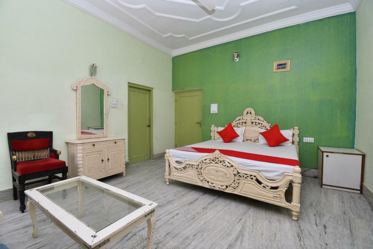 Oyo 42998 Holiday Hotel